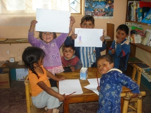 Children in the library in Morado K'asa