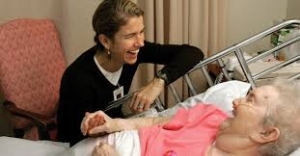 Patient smiling with volunteer at bedside