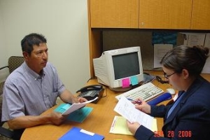Helping a client at the Linea Legal Latina clinic